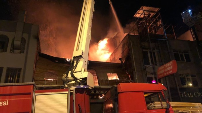 Ahşap dükkanda yangın çıktı