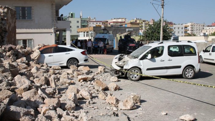 Mardin'de duvar çöktü: 2 araç zarar gördü