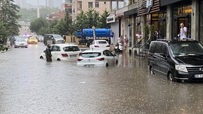 Yağmur İstanbul’un üstüne kabus gibi çöktü.  Sular arabaları yuttu yollar kapandı