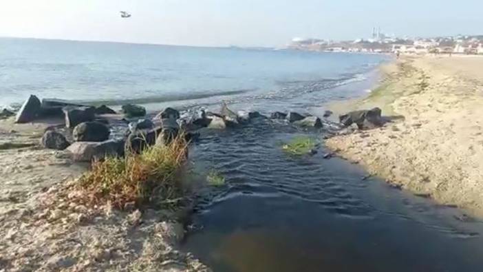 Kınıklı Deresinden Marmara Denizine simsiyah akan pis sular böyle görüntülendi