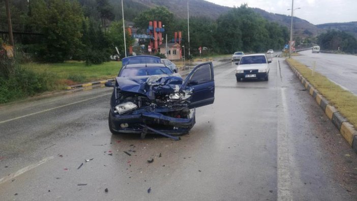 Karabük’te iki otomobil çarpıştı : 6 yaralı