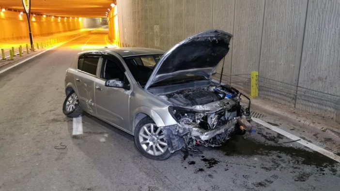 Otomobil demir bariyerlere çarptı: 1 yaralı