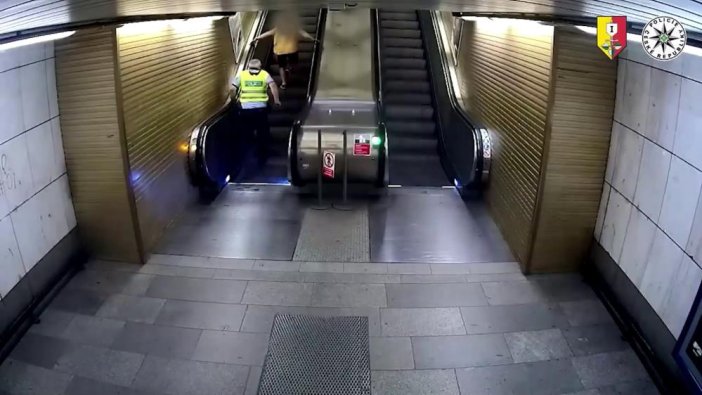 Yürüyen merdivene ters binen hırsız yakalandı