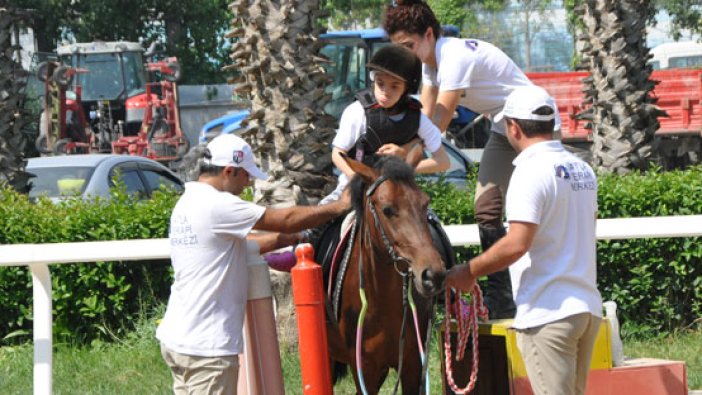 Otizmli çocuklar ata binerek tedavi oluyor
