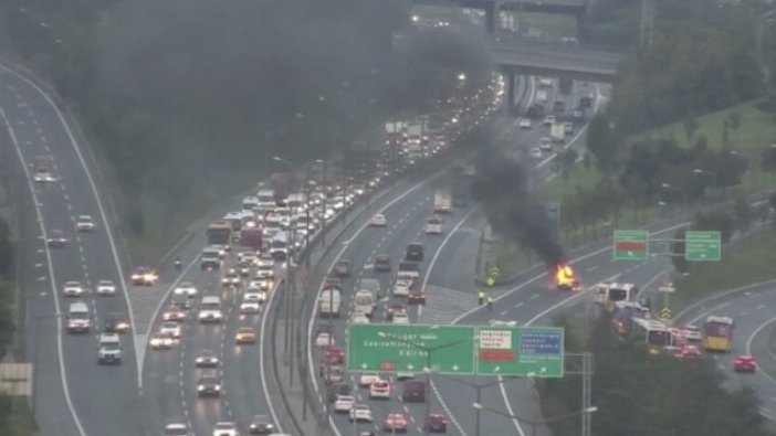 Minibüse çarpan otomobil yandı: 1 yaralı