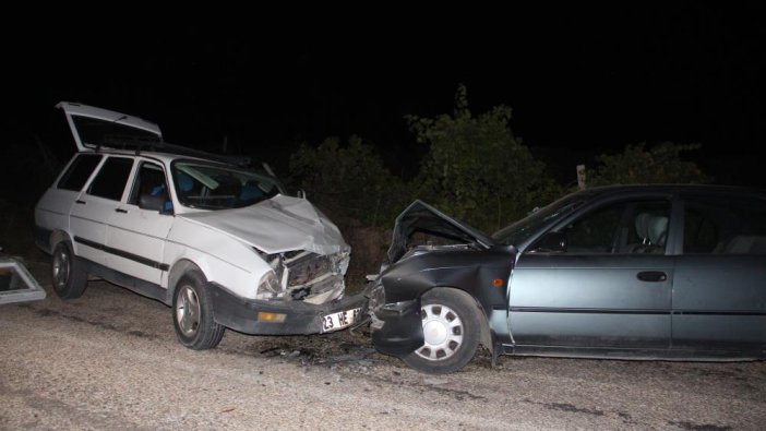 İki otomobil kafa kafaya çarpıştı: 5 yaralı