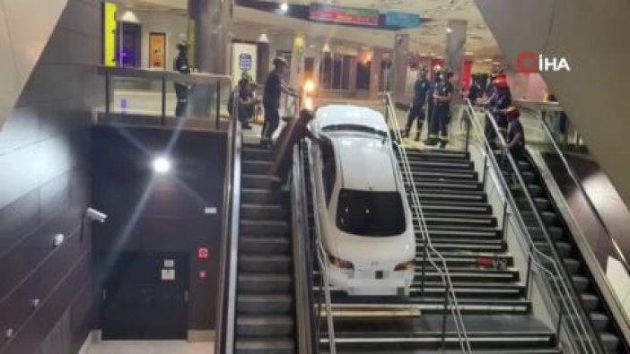 Çaldığı araçla metro istasyonunun merdivenlerine sıkıştı