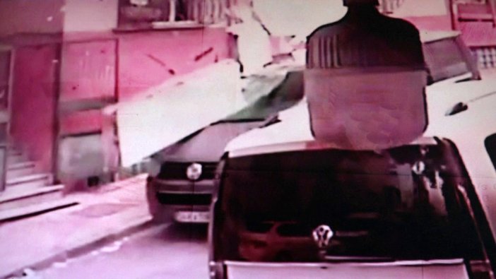 Bağcılar’da binanın balkonu çöktü