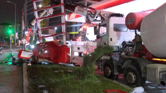 Benzin istasyonuna giren beton mikseri panoya çarptı