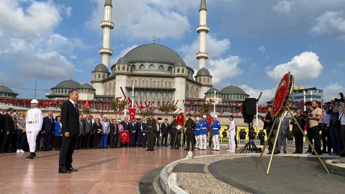 Taksim Meydanı'nda 30 Ağustos Zafer Bayramı töreni