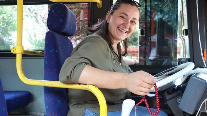 Elinde tesbihiyle yolların tozunu attırıyor