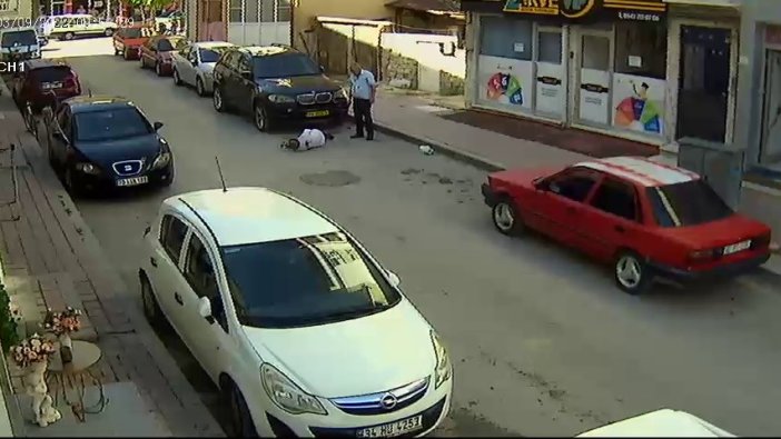 Sokak ortasında husumetlisini vurduktan sonra sigara yaktı