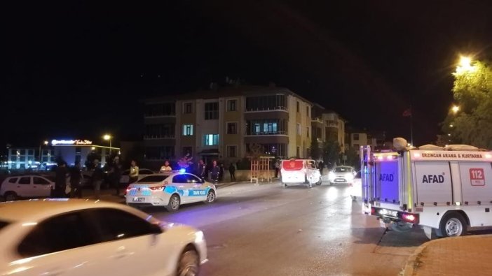 Erzincan'da bir araç binaya çarptı