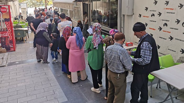 Banka önlerinde TOKİ kuyruğu