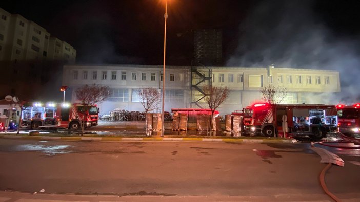 Beylikdüzü’nde 14 saattir yanan fabrikada itfaiyenin çalışması sürüyor