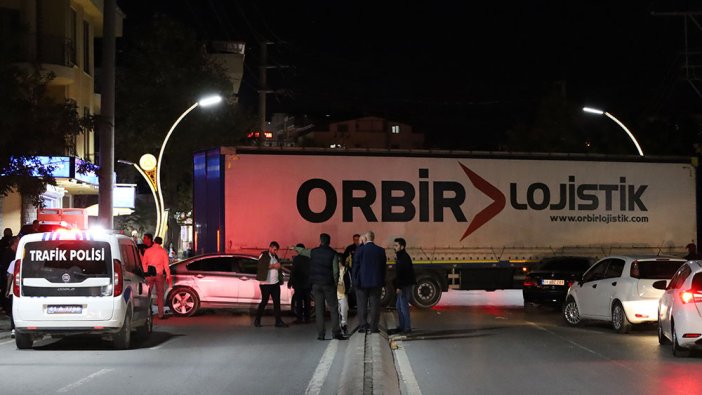 Arızalanan tır caddeye daldı, ortalık savaş alanına döndü