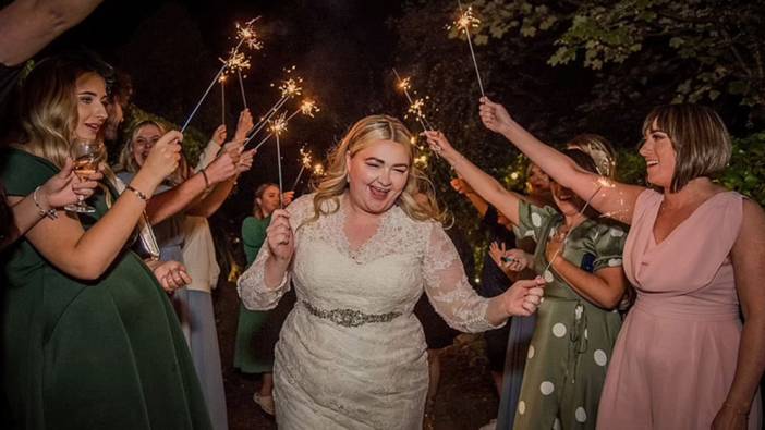 Damat kaçtı ama gelin düğünü iptal etmedi ve doyasıya eğlendi