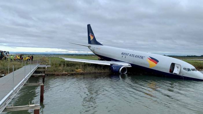 Fransa'da pistten çıkan uçak gölete savruldu