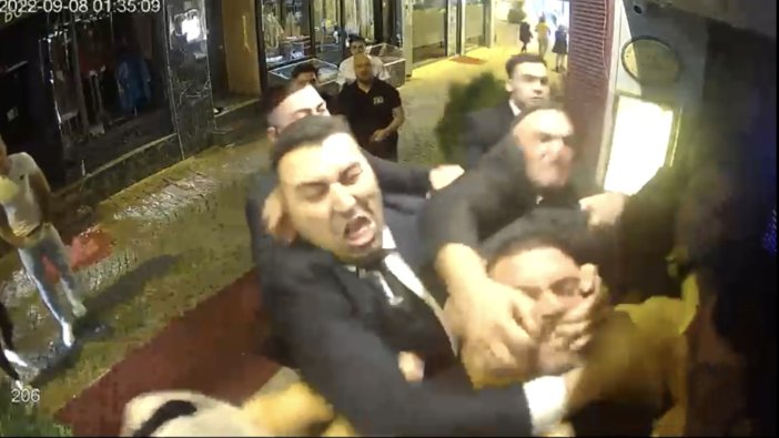 Eğlence mekanının güvenlik görevlileri 3 kişi feci şekilde darp etti