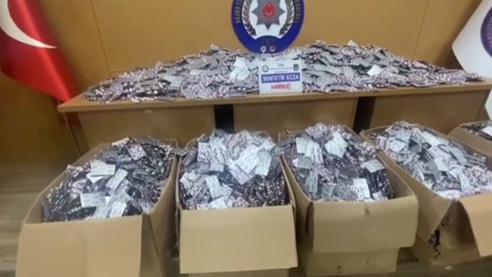 İzmir'de kamyonet kasasında 166 bin sentetik hap ele geçirildi