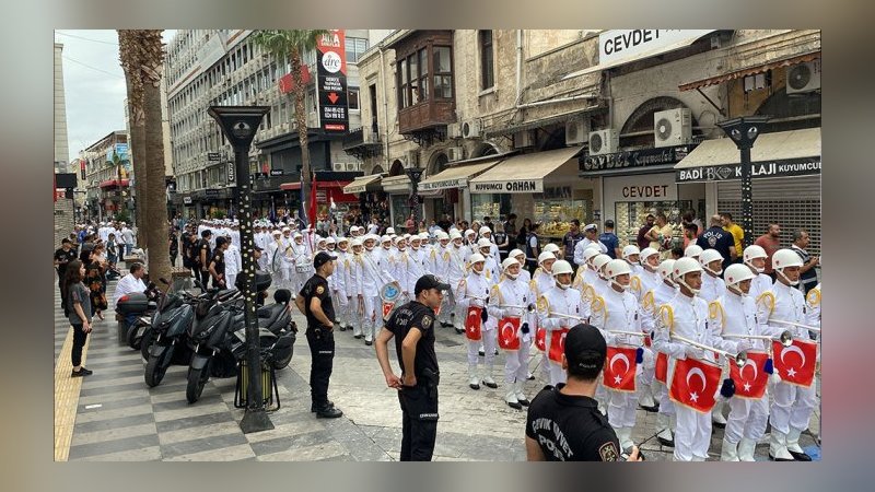 Askeri öğrencilerinden bandolu geçiş