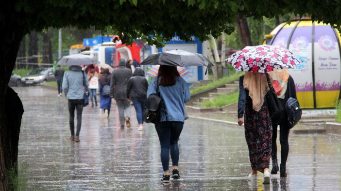 Meteoroloji'den uyarı üstüne uyarı. Sağanak ve fırtına geliyor