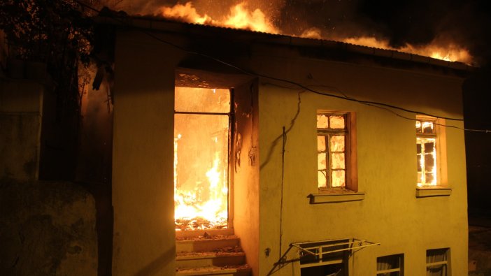 3 katlı ev cayır cayır yandı