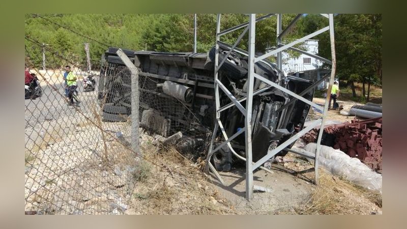 Adıyaman'da faciadan dönüldü. Minibüs şarampole yuvarlandı