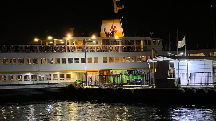Adalar vapurunda bir polis intihar etti, seken kurşun ile çocuk yaralandı