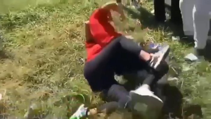 Kız öğrenciler yumruk yumruğa kavga etti