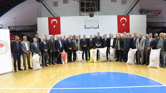 Kütahya'da binlerce çiftçiye sertifikalı tohum dağıtıldı