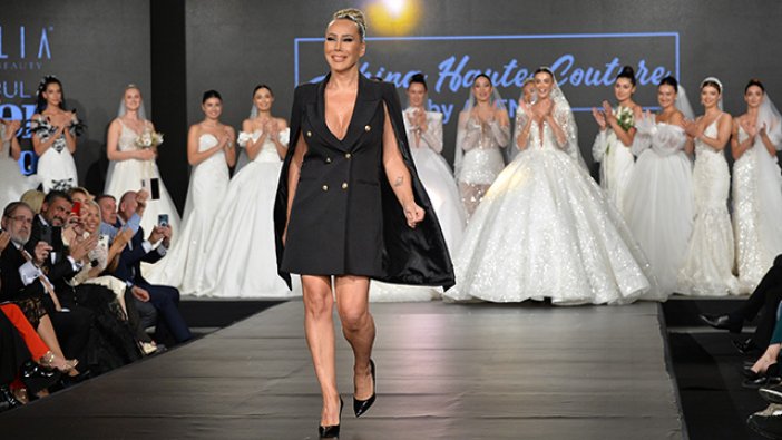 Asena ilk defilesinde gözyaşlarını tutamadı