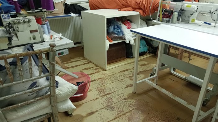 Sarıyer'de su borusu patladı: İnşaattan taşan su ve çamur eve doldu