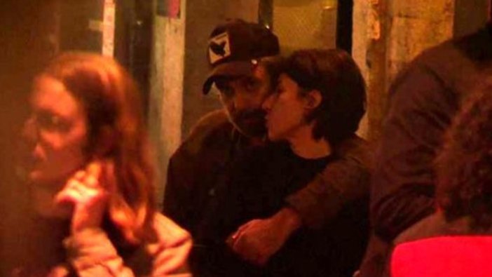 Nejat İşler kız arkadaşı ile sarmaş dolaş.görüntülendi