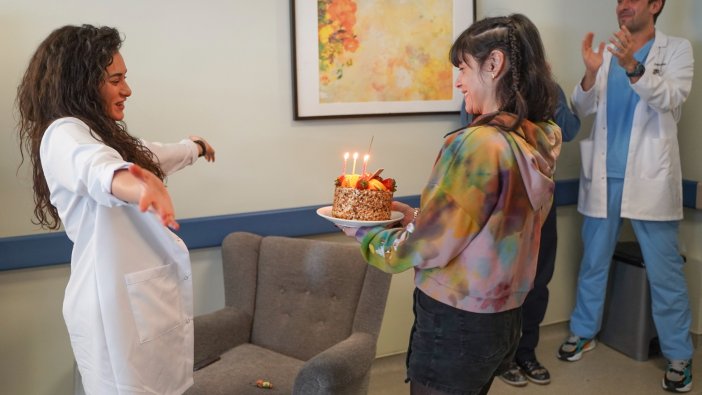 Hande Doğandemir doğum gününü sette kutladı