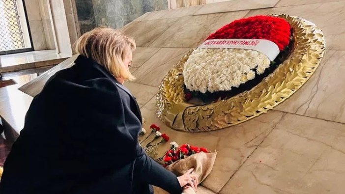 Sıla Öğretmenler Günü’nde Başöğretmen Atatürk'ü ziyaret etti