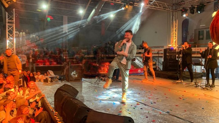 Sinan Akçıl konserde ‘yoruldum’ deyince sahneye mesir macunu fırlattılar