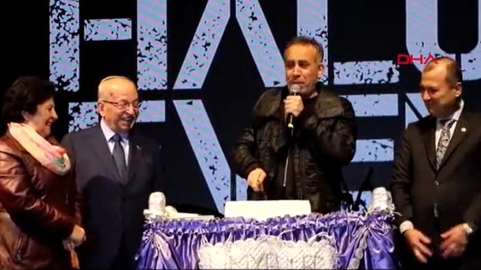 Haluk Levent'e sahnede sürpriz doğum günü pastası.