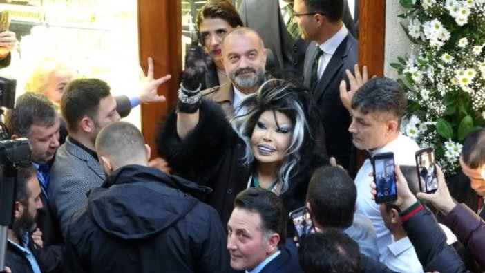 Bülent Ersoy'u Ordu'daarti lideri gibi karşıladılar