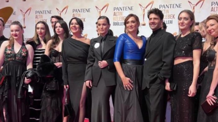 Sosyal medya kullanıcıları Pınar Deniz'i, kıyafeti yüzünden Müslüm Gürses'e benzetti