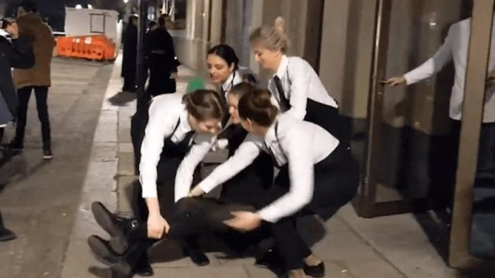 Vegan göstericiler, Nusret'in Londra'daki restoranını bastı
