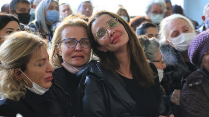 Özge Ulusoy, cenaze töreninde güçlükle ayakta durdu
