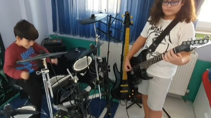 Grup Mal Değnekleri çaldı ortalık yıkıldı. İki küçük kardeşten biri gitara biri bateriye geçti
