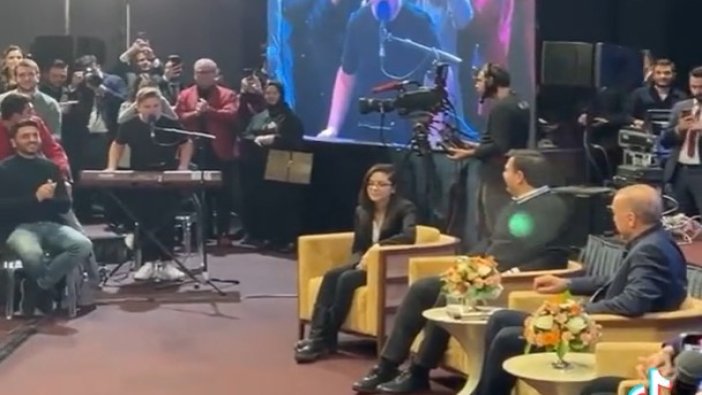 12 yaşındaki 'İsabella' şarkısıyla  fenomen olan Fevzi, Erdoğan'ın karşısında şarkı söyledi