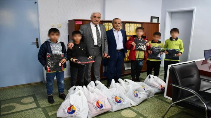 Adıyaman'da öğrencilere kıyafet yardımı