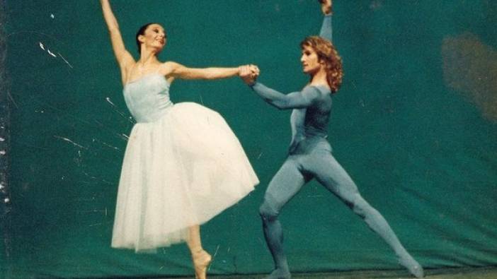 Ünlü sanatçı vefat etti. Ölüm haberini Okan Bayülgen duyurdu.