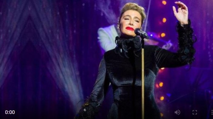 Şarkıcı Sıla, konserinde sevenleriyle dertleşti