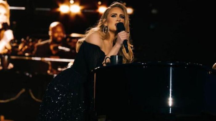 Ünlü İngiliz şarkıcı Adele konseri sırasında itiraf etti: Günde beş kez...