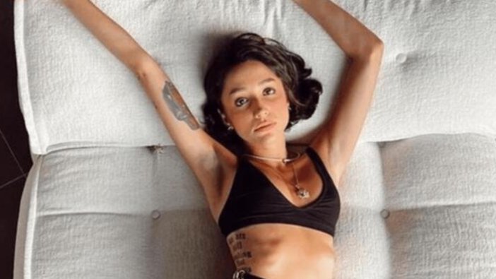 Şarkıcı Zeynep Bastık'ın omurgası kırıldı.