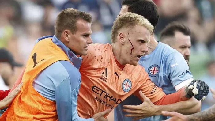 Taraftar sahaya indi, derbi yarıda kaldı! Kalecinin yüzü kanlar içinde...